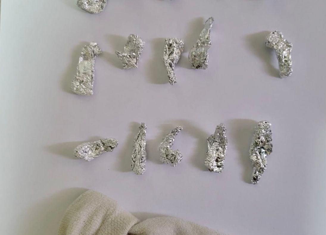 Bacău: Două persoane arestate preventiv pentru trafic de droguri de mare risc și punerea la dispoziție a unei locuințe pentru consum