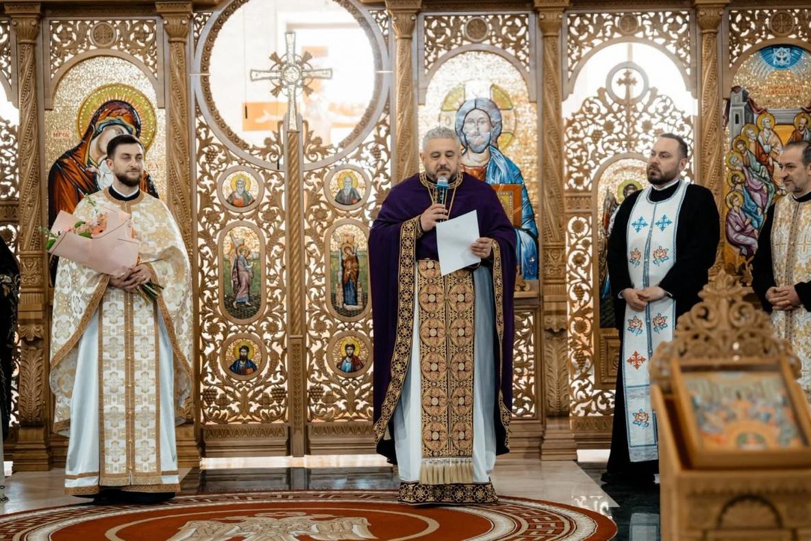 Echipa care a realizat mozaicul Catedralei Naționale începe lucrările la Catedrala din Onești