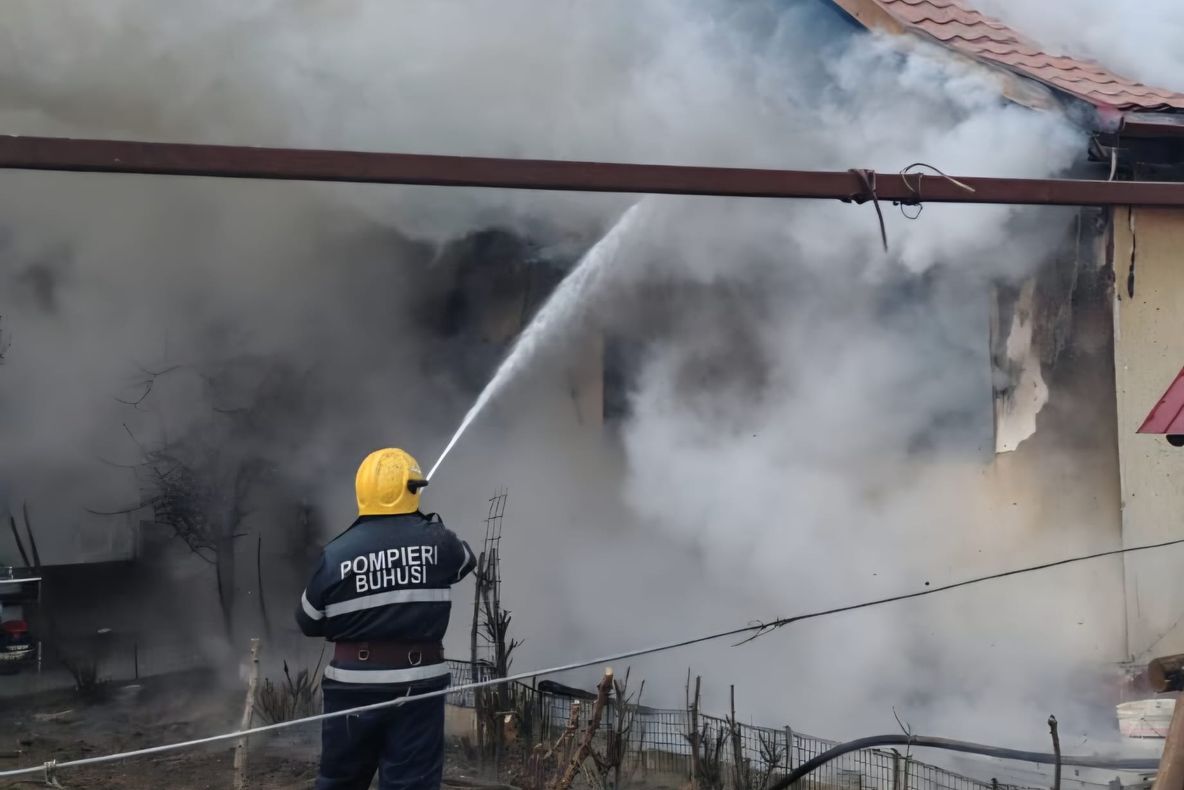 Incendiu la o locuință din Gârleni, județul Bacău – Intervenție în desfășurare