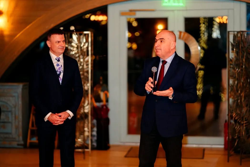 Sfidare fără margini din partea lui Bolojan. După ce a aprobat noi tăieri pentru milioane de români, s-a dus să petreacă la ziua omul lui Sebastian Ghiță – FOTO