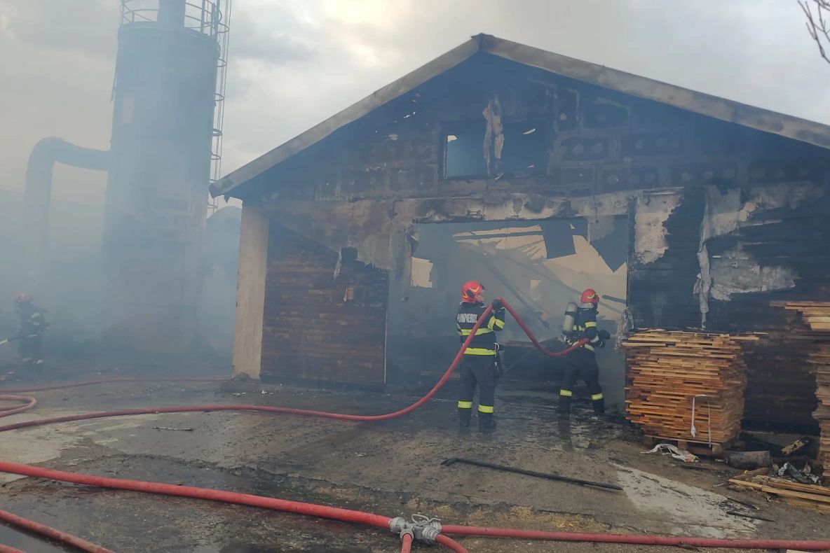 Bacău: Incendiu de amploare la o fabrică de cherestea din Hemeiuș, emis mesaj RO-ALERT