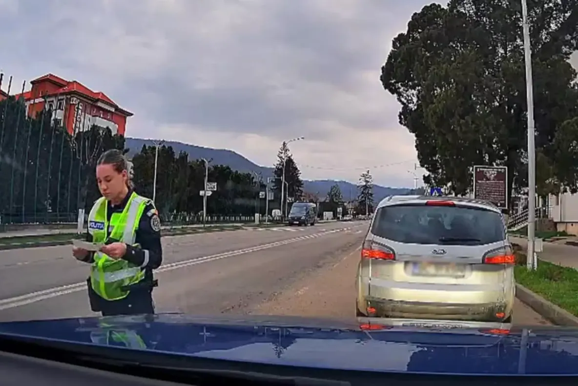 Schimb de replici cu scântei între un șofer și o polițistă de la Rutieră