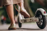 Bărbat, în comă după ce a fost lovit de o trotinetă electrică, condusă de un minor, la Buhuși