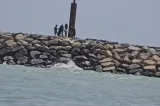 Alertă pe litoral. A fost găsit un nou fragment de dronă pe plaja de la Costinești