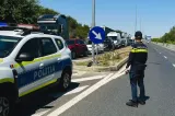 A furat o mașină, a condus băut și fără permis, apoi a intrat într-un gard. Un pasager a ajuns la spital