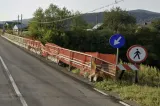 Un pod din Bacău stă să cadă