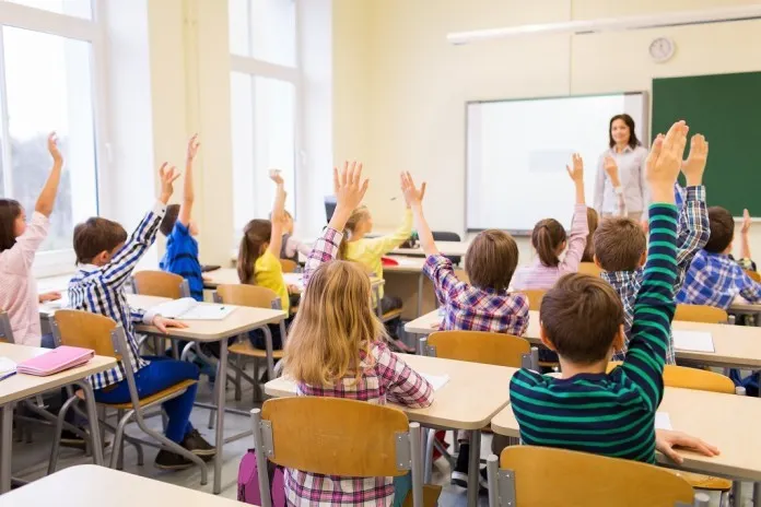 elevi în sala de clasă