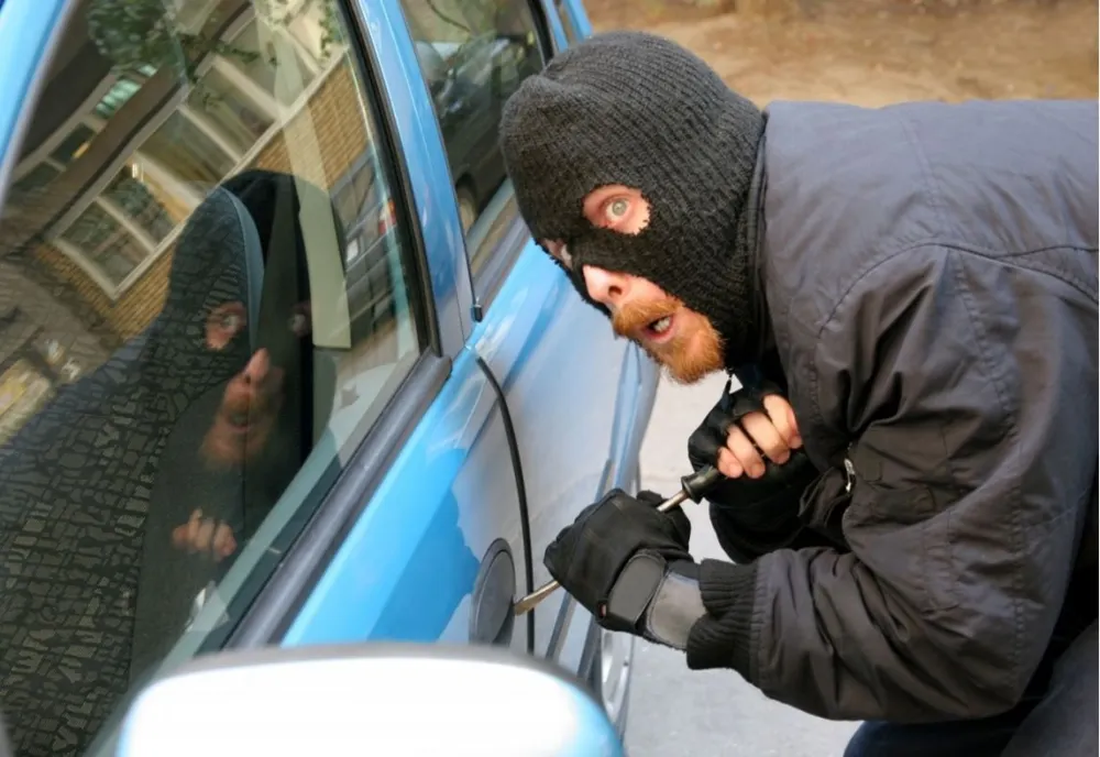 Hoț din autoturisme, prins în flagrant