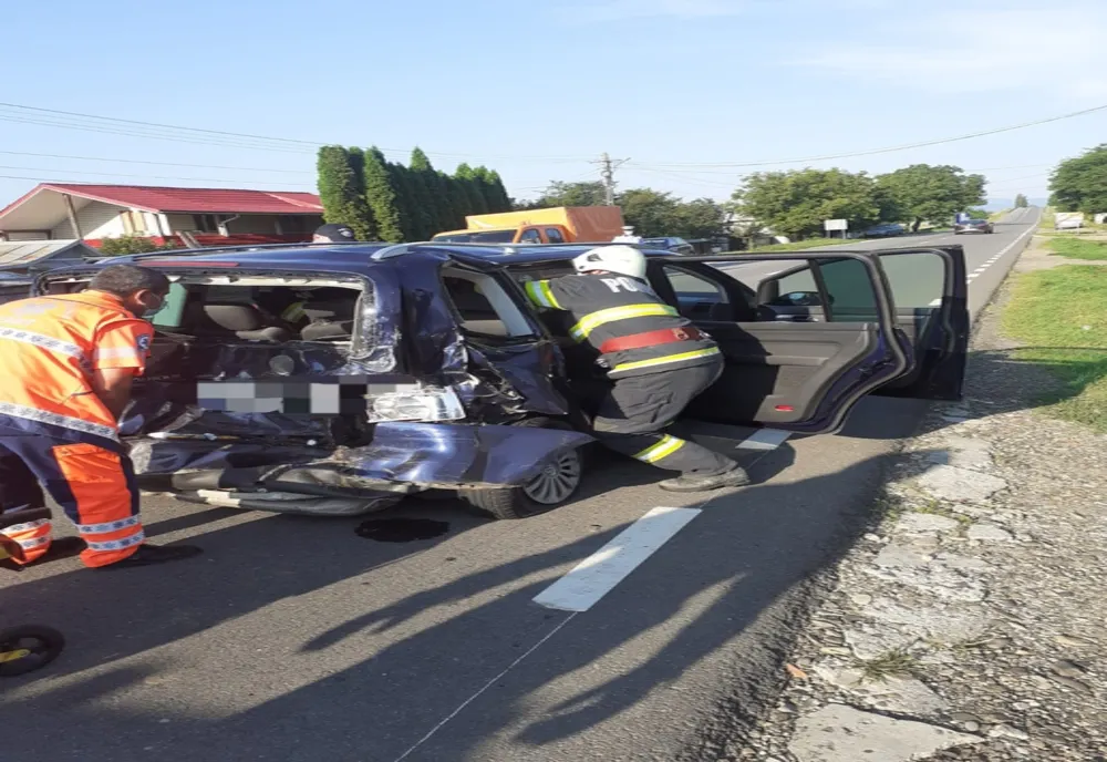 Nu a păstrat distanța corespunzătoare și a provocat un accident în urma căruia trei persoane au fost rănite (FOTO)