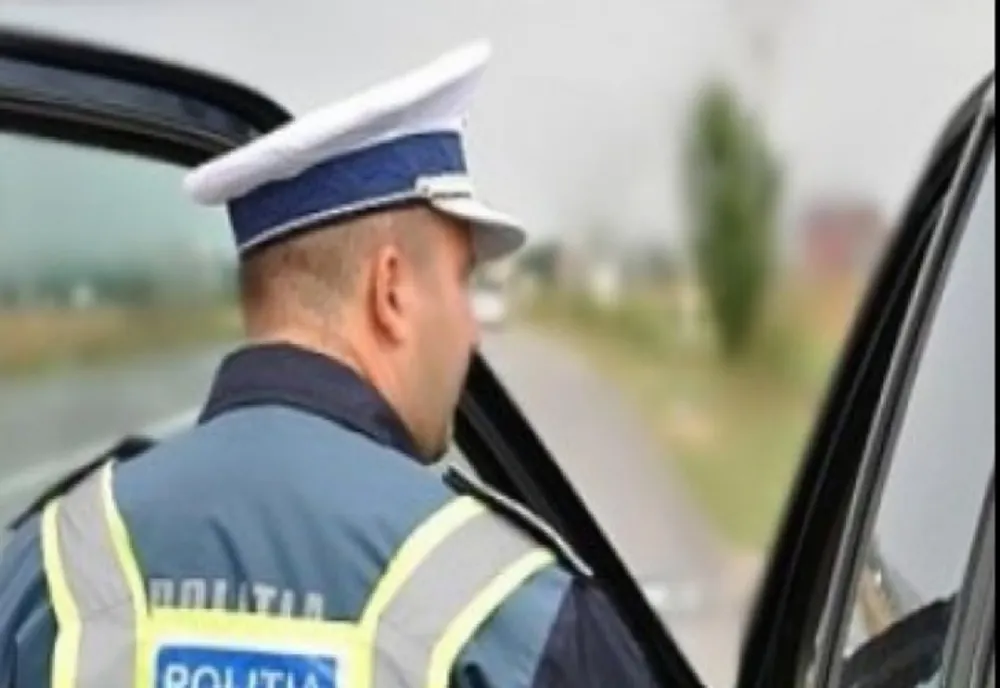 S-a urcat la volan deși avea permisul suspendat! Tânăra s-a ales cu dosar penal