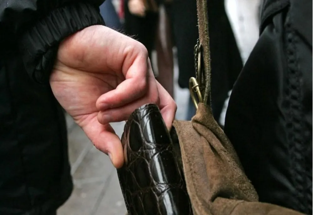 Atenție la genți și buzunare! Un hoț a lăsat-o fără portofel pe o tânără într-o clinică medicală