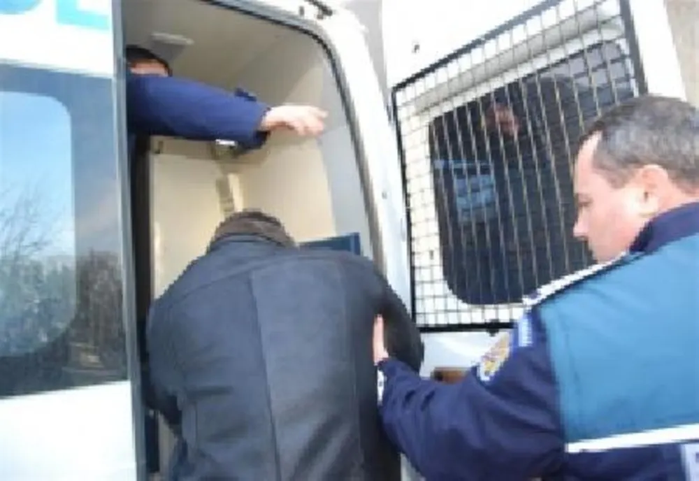 Bănuit de infracţiuni de furt, reţinut de poliţişti