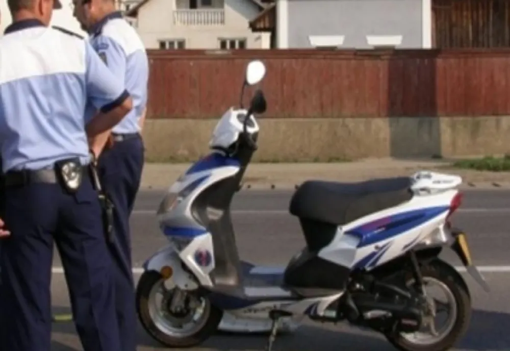 A condus băut şi fără permis, un moped neînmatriculat