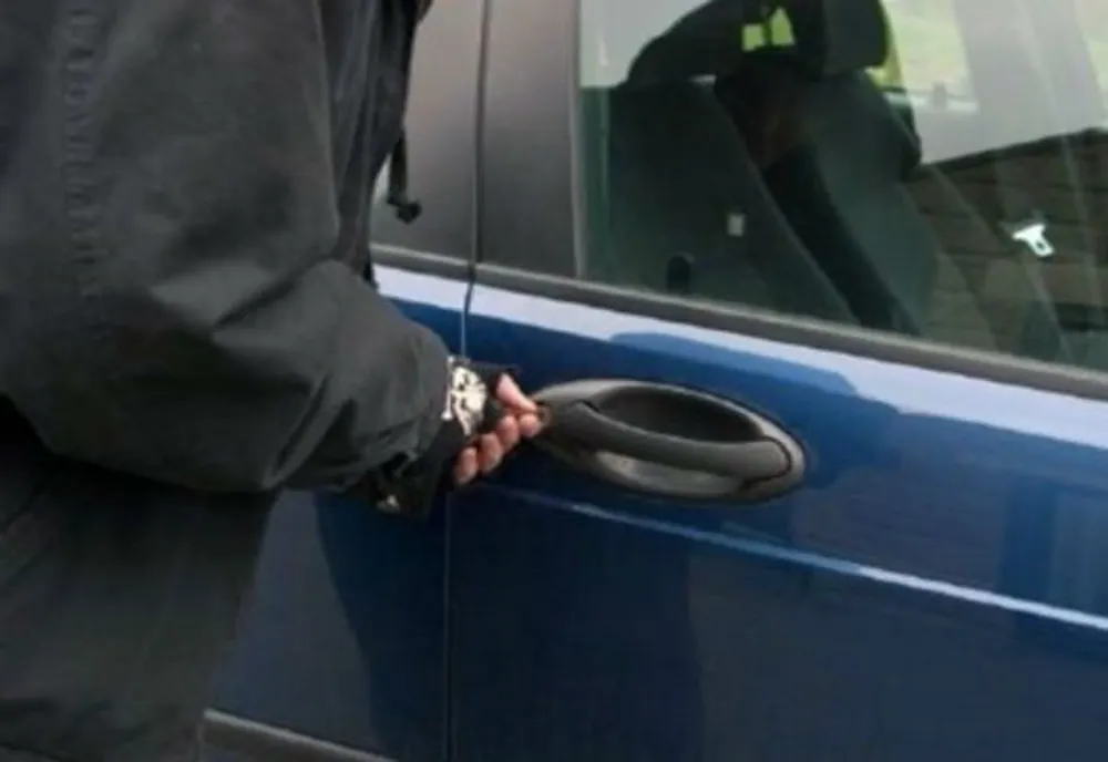 Autoturism furat din Năvodari, găsit de poliţiştii din Moineşti