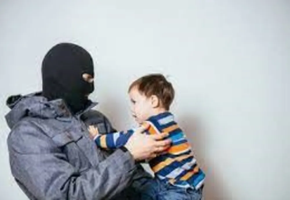 Copil de doi ani smuls din brațele mamei! Doi bărbați arestați preventiv