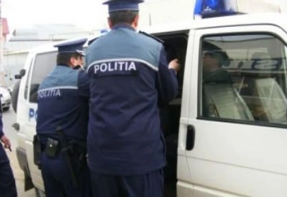 Polițiștii au reținut două persoane, bănuite de comiterea infracţiunilor de lovire sau alte violenţe şi ameninţare
