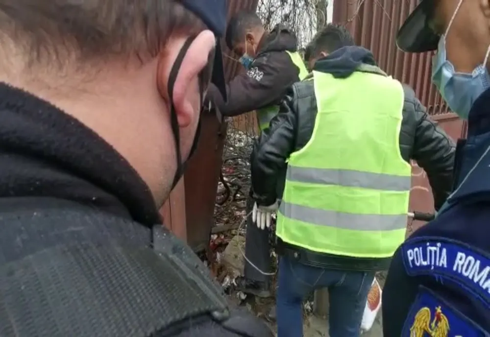 Percheziții domiciliare la persoane bănuite de trafic de substanțe cu efecte psihoactive