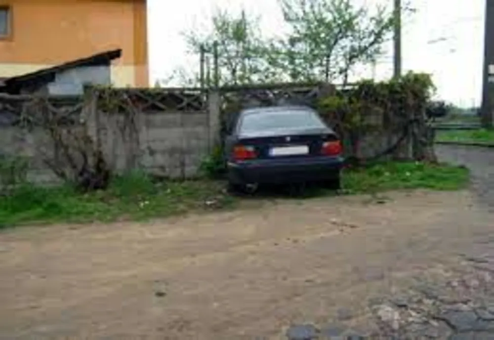 S-a urcat la volan fără permis și s-a oprit cu mașina în gard