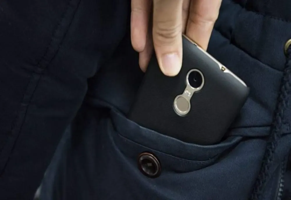 Prins de poliţişti, după ce a furat un telefon mobil