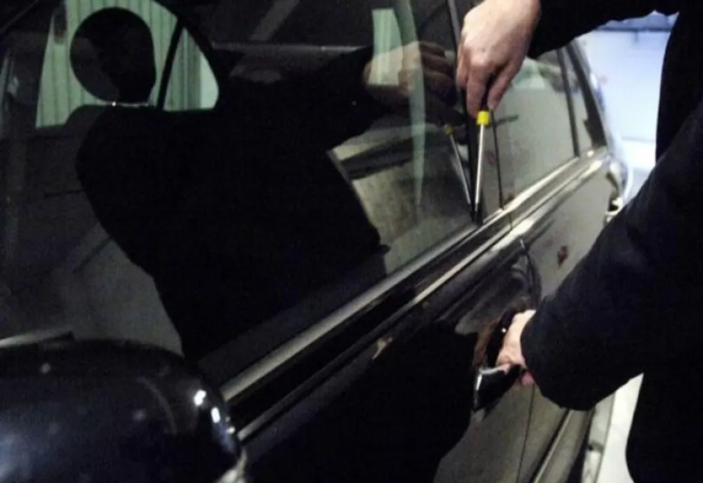 A furat un autoturism şi l-a condus băut şi fără permis