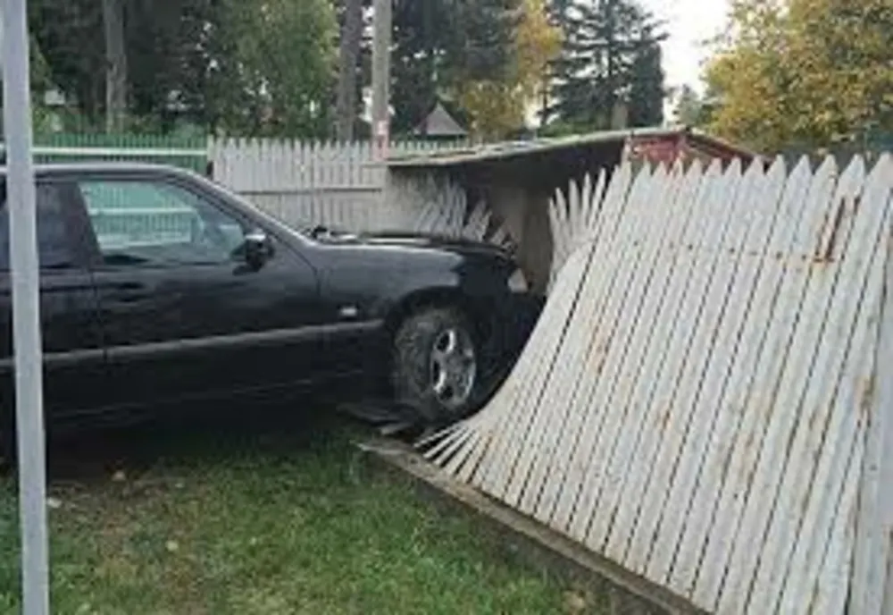 Nemțean băut și fără permis s-a oprit cu mașina în gard
