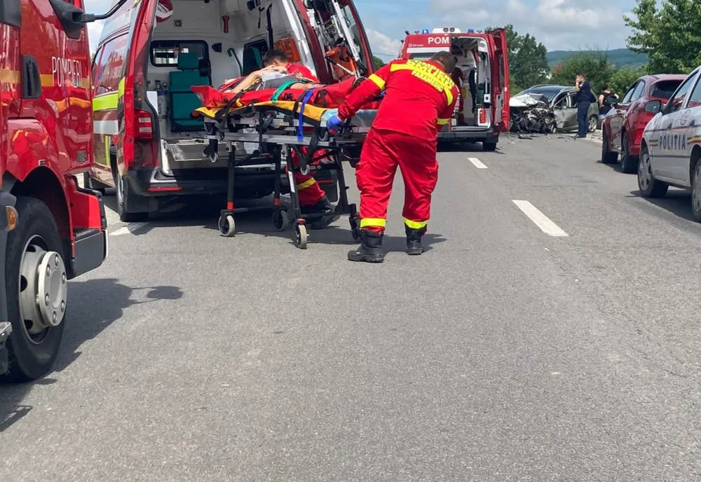 Accident grav, în Bacău: 3 victime, după impactul violent cu un autobuz plin cu persoane