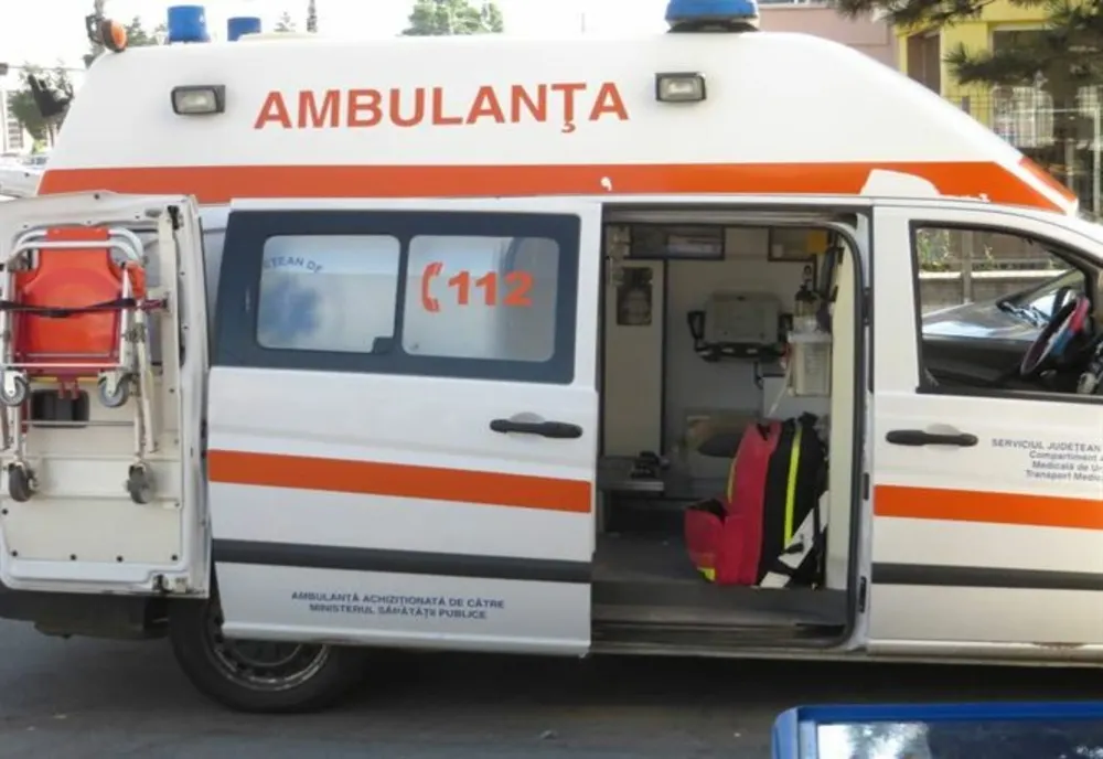 Un conflict între doi tineri beți a degenerat! Unul dintre ei a ajuns la spital după ce a fost târât pe capota mașinii celuilalt