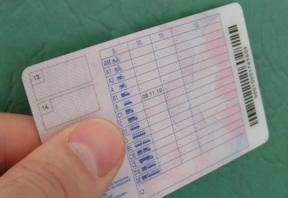S-a urcat la volan cu permis de conducere fals