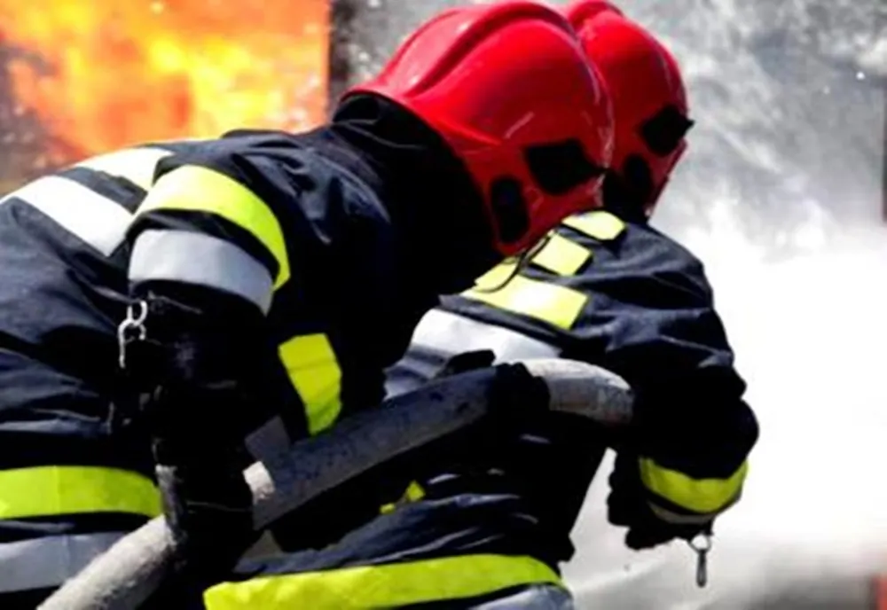 Nici după cinci zile, incendiul de pădure din Bacău nu a putut fi stins. Flăcările s-au extins