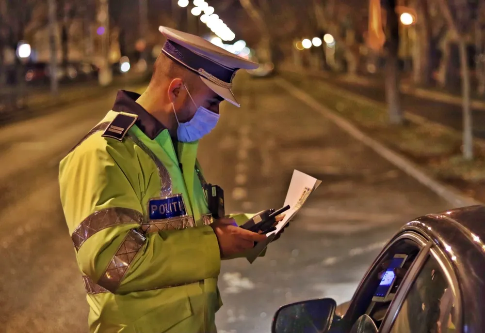 A uitat că are permisul de conducere suspendat și s-a urcat la volan. Polițiștii au rămas uimiți de motiv