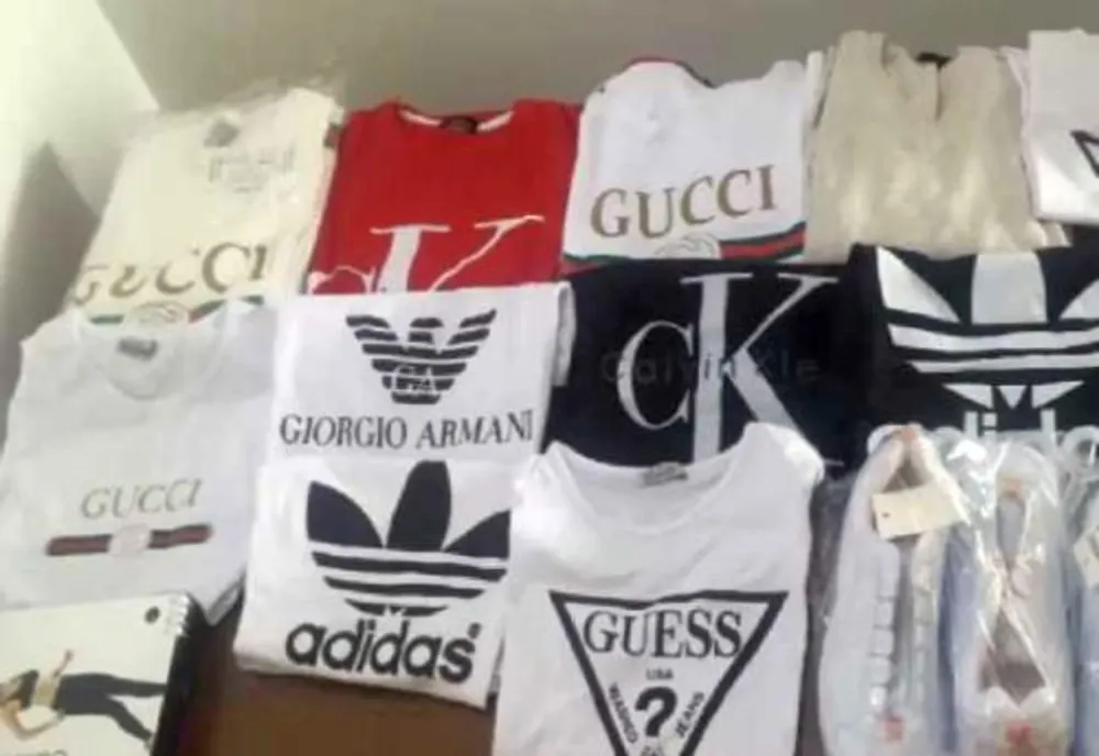 Prinsă cu haine FAKE la vânzare