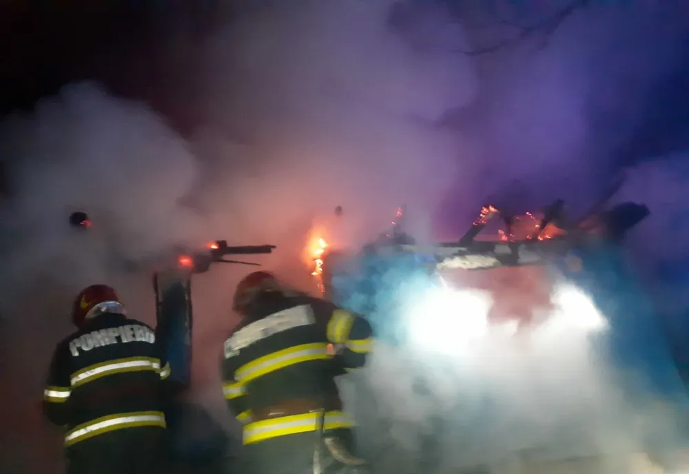 Două persoane găsite carbonizate în urma unui incendiu izbucnit la o gospodărie din județul Bacău