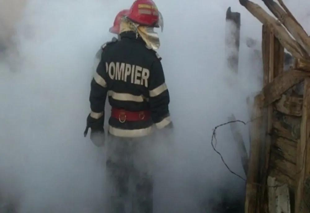 A vrut să-și afume carnea și a dat foc la casă