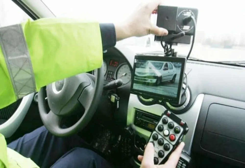 Prins cu radarul cu peste 200 km/h. Șoferul a rămas fără permis timp de trei luni