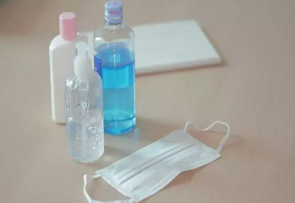 Dezinfectarea mâinilor în exces, pericol pentru sănătate. Care sunt riscurile și cum le putem preveni