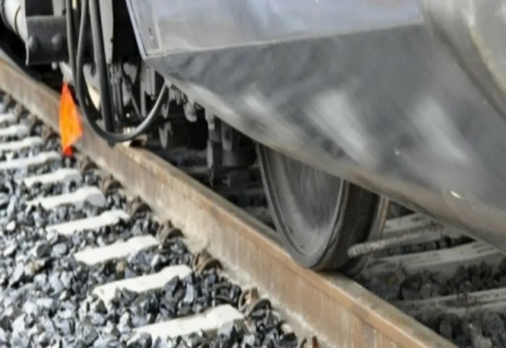 Clipe grele pentru fetița călcată de tren în Gara Bacău. Chirurgii încearcă să-i salveze piciorul