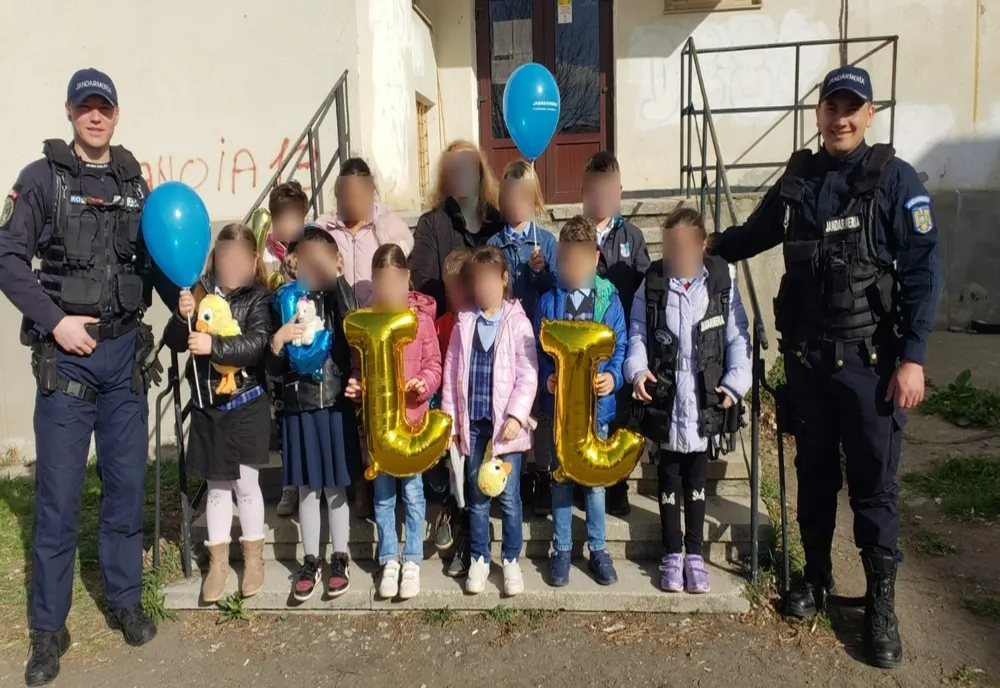 Peste 60 de copii au învățat litera "J " alături de jandarmii băcăuani