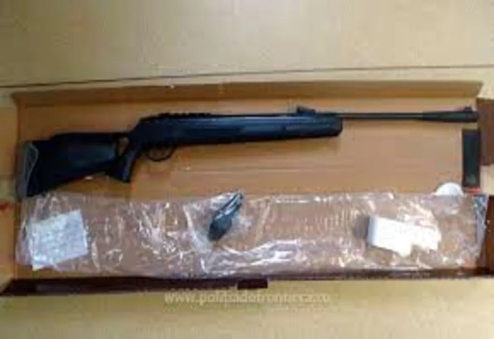 Armă neletală, ridicată de polițiști în urma unei percheziții domiciliare   