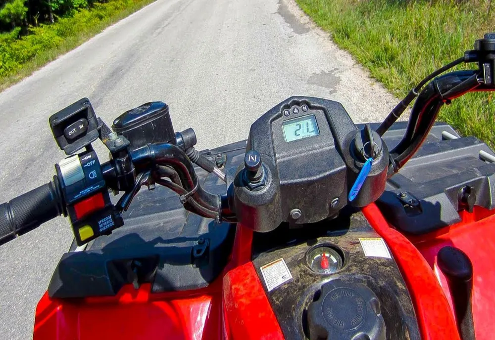 Prins de polițiști băut pe un ATV neînmatriculat