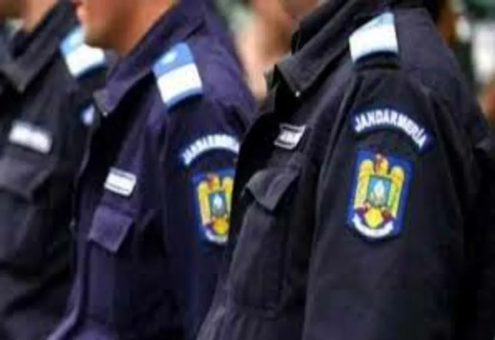 Doi bărbați din Bacău, prinși de jandarmi în timp ce se drogau într-o scară de bloc