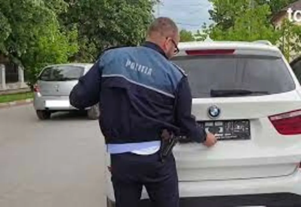A încercat să păcălească polițiștii cu număr de înmatriculare fals