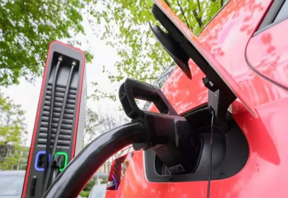 Premieră în piața auto – vânzările de mașini noi electrice și hybrid au depășit, în primele șapte luni din 2022, vânzările de mașini diesel