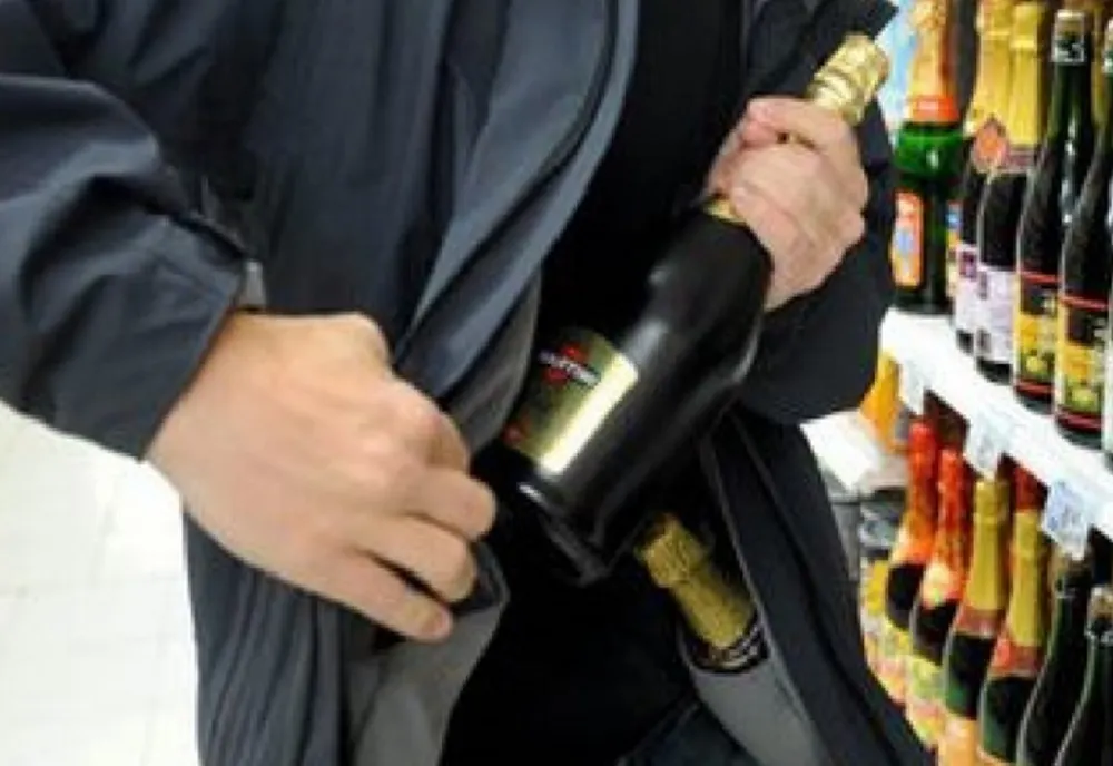 Un hoț a spart un magazin și a băut la locul faptei. După ce s-a îmbătat, a uitat pe unde a intrat și a spart ușa cu un topor