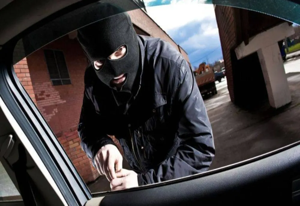 Reținuți de polițiști după ce au încercat să fure mai multe autoturisme
