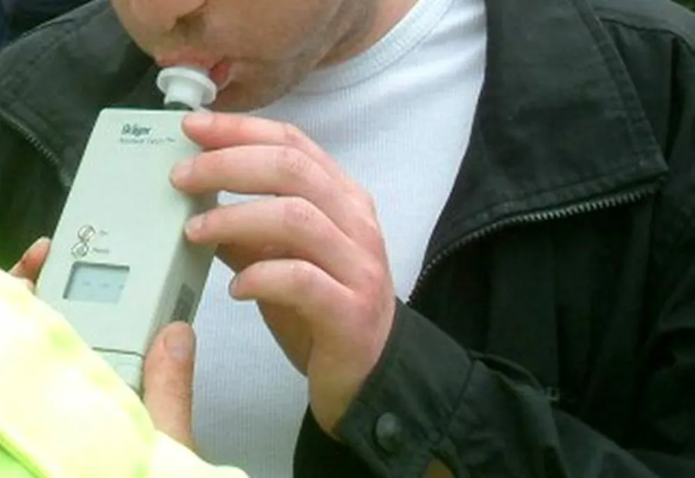 Beat mort, s-a înfipt într-un parapet cu mașina. Ce alcoolemie avea tânărul de la volan
