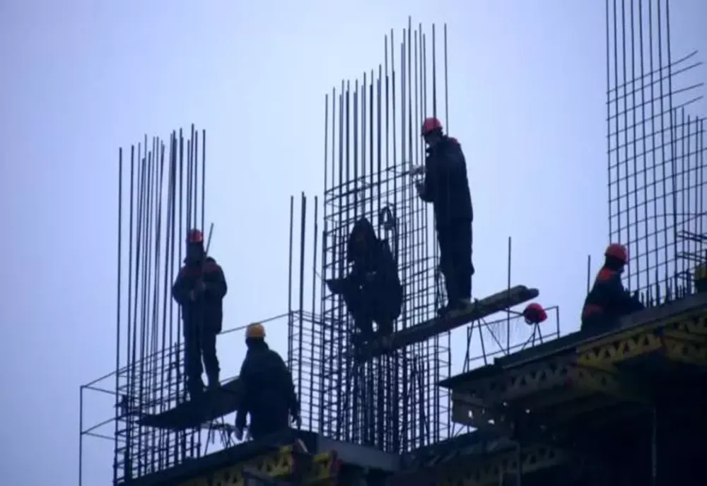 Românii se tem să-și mai cumpere locuințe. Scădere semnificativă a pieței imobiliare