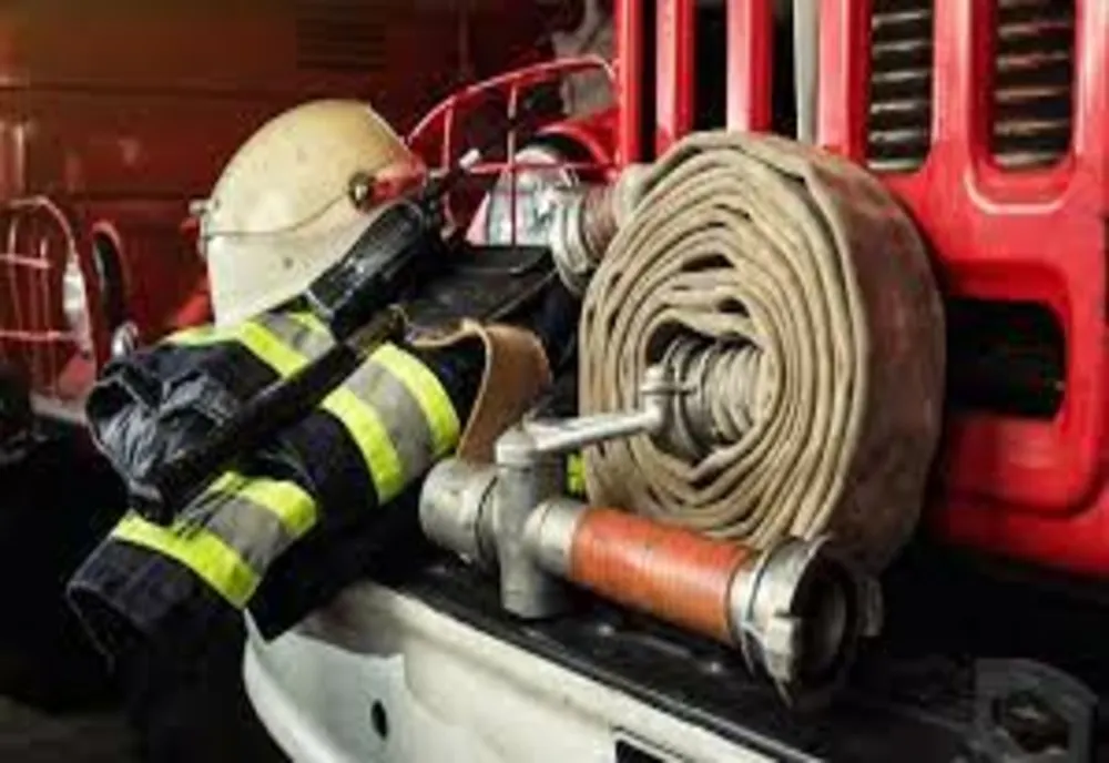 Incendiu la Itești: acoperișul unei case a luat foc din cauza unui coș de fum defect