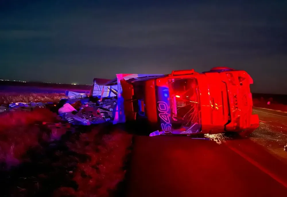 Un TIR cu apă minerală condus de un băcăuan, s-a răsturnat în județul Buzău. În ce stare l-au găsit polițiștii pe șofer