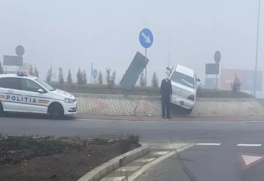 A frânat prea târziu și s-a urcat cu mașina pe sensul giratoriu de pe Centura Bacăului