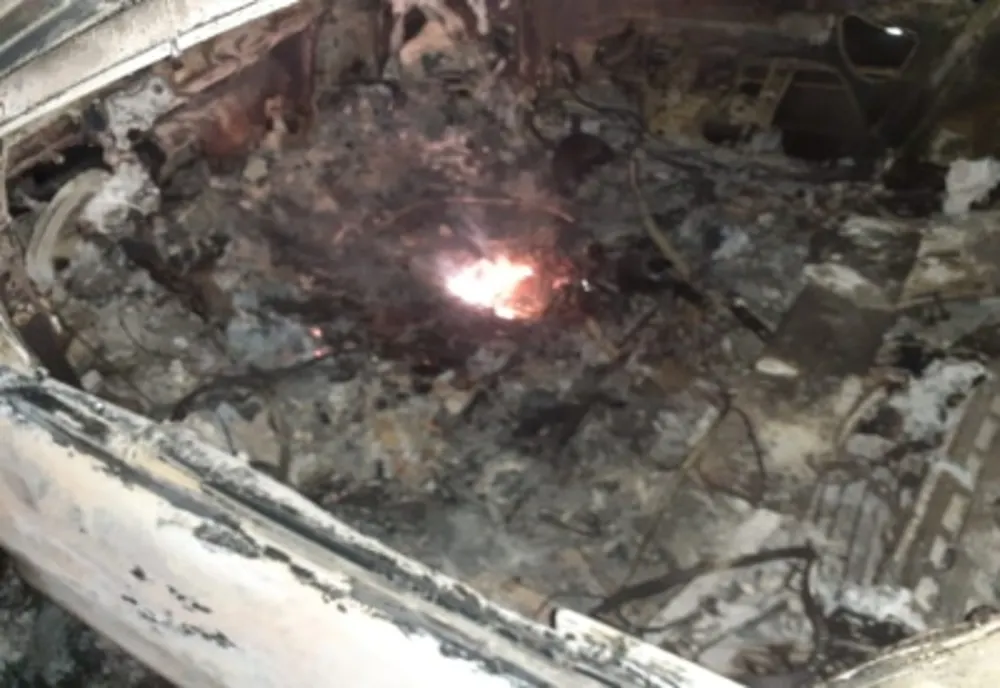 Un tânăr a dat foc la patru autoturisme. El nu a putut să explice gestul în fața anchetatorilor